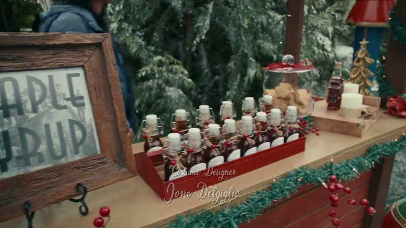 {\an8}(gentle Christmas music)
