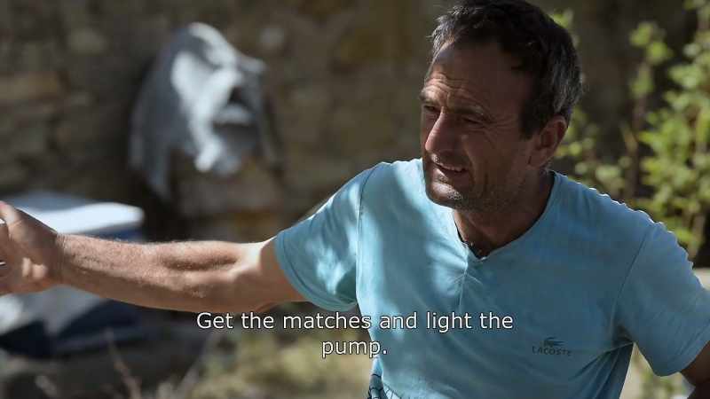 {\An8}Get the matches and light the pump. - I'll get mum to do it