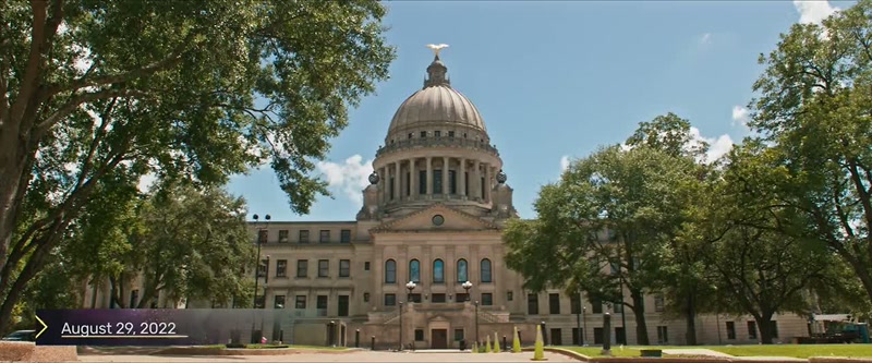 {\an8}[Governor] As we speak, we are drafting a state of emergency