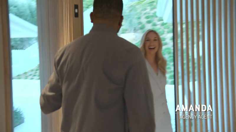 {\an8}-Hello! What's up? Come in. -[Amanda] Hello. Hi