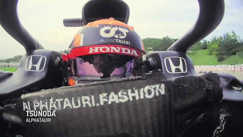 {\an8}-How many more laps? -Six laps