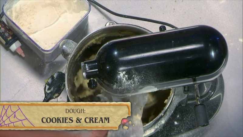 {\an8}I am making a double cookies and cream sugar cookie