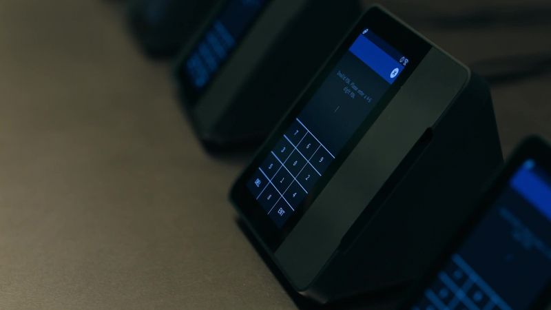 {\an8}[device beeps]