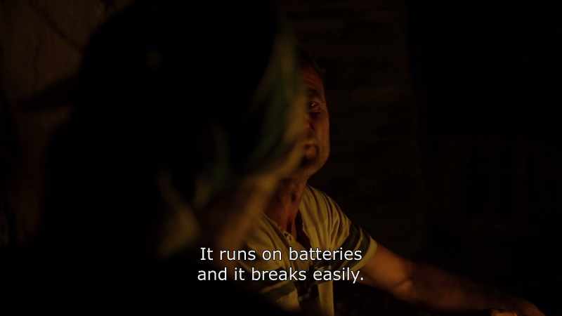{\An8}I do have one. It runs on batteries and it breaks easily