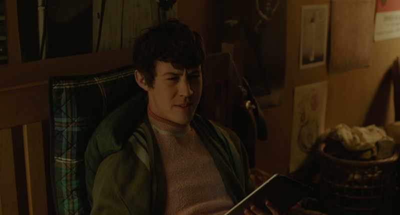 {\an8}-I don't run, psycho. My knee, remember? - Well, can you walk fast?