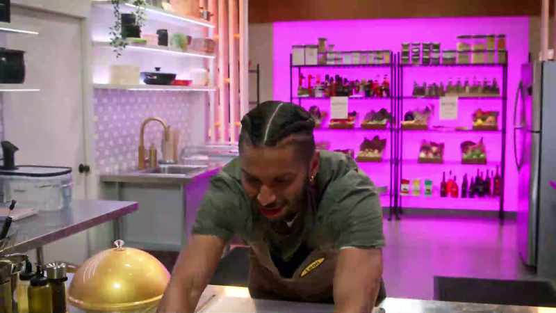 {\an8}I get to make chicken pot pie