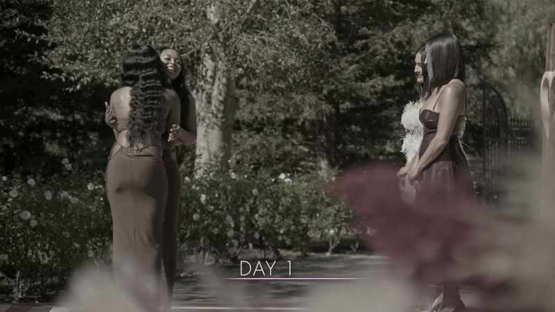 {\an8}- I love you. - Let's try to fall for the same twins
