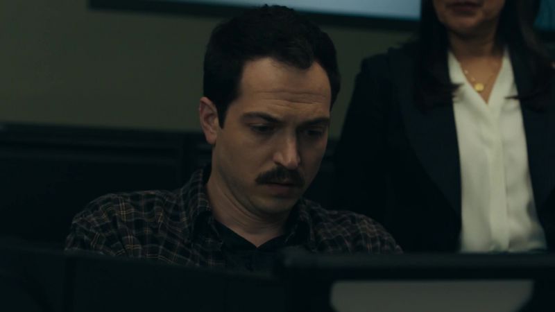 {\an8}-[typing] {\an8}-[computer beeps]