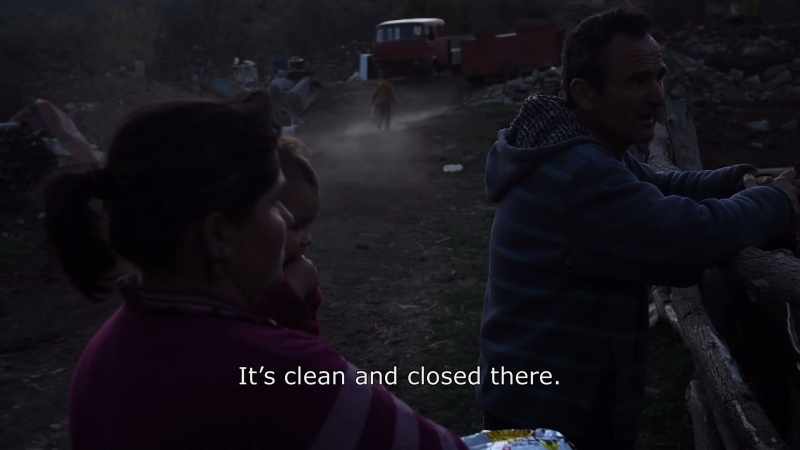 {\An8}It's clean and closed there. With no garbage