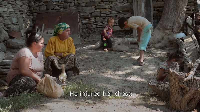 {\An8}It's nothing. Nothing. - He injured her chest