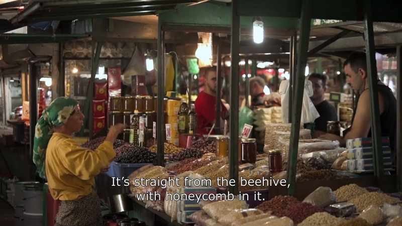 {\An8}It's straight from beehive, with honeycomb in it