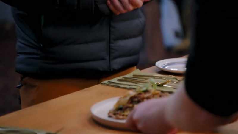 {\an8}JADE: It's a braised goose ragu