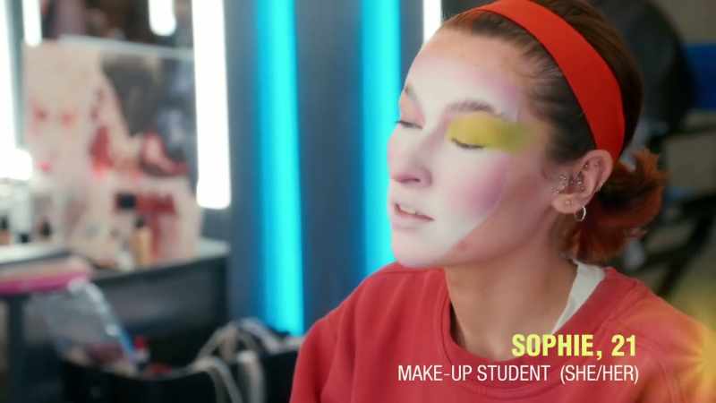 {\an8}Just starting the eyeshadow on my look