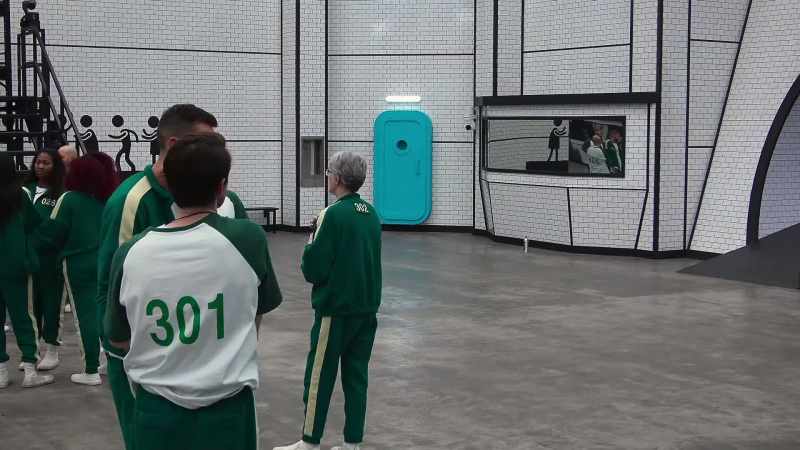 {\an8}Just waiting to see that door open