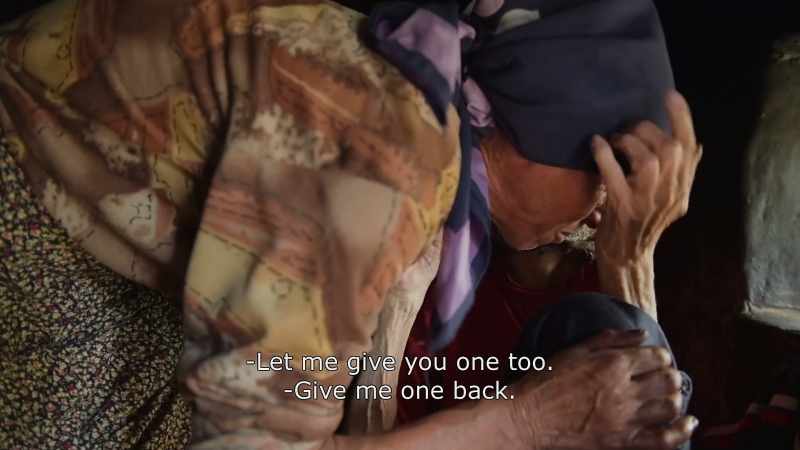 {\An8}Let me give you one too. - Give me one back