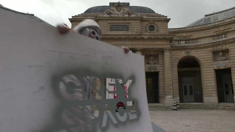 {\an8}Look at this! Grey Space is hijacking Pierre's venue