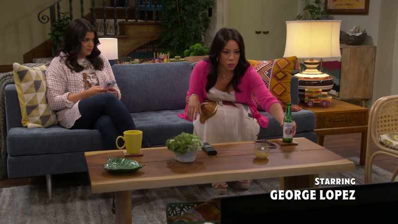 {\an8}*LOPEZ VS LOPEZ* Season 01 Episode 02