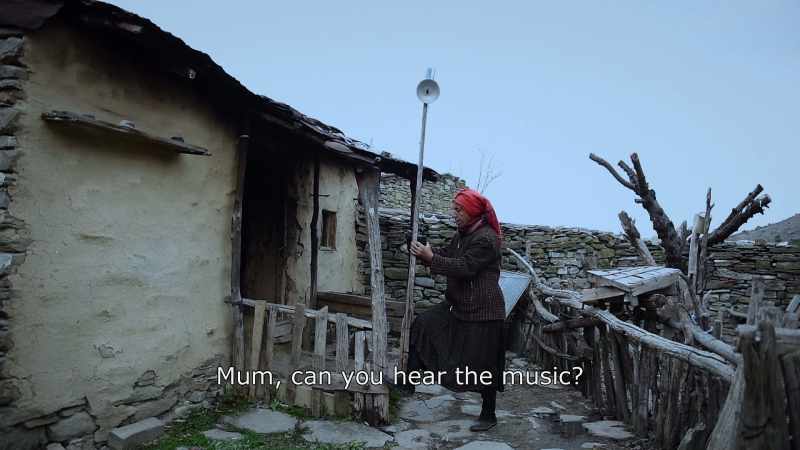 {\An8}Mum, can you hear the music?