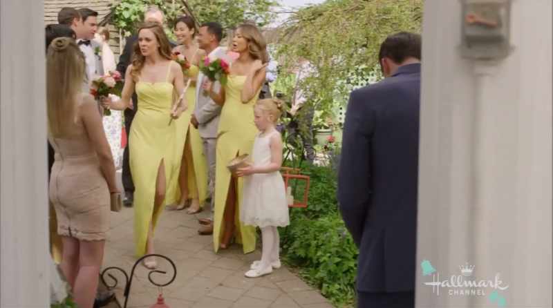 {\an8}Okay, bridesmaids
