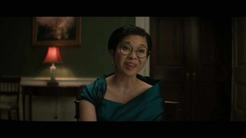 {\an8}REPORTERA