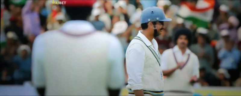 {\an8}Richards to Kapil... Hits strongly for four