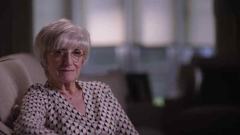 {\an8}SANDRA BECKHAM DAVID'S MUM