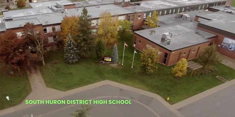 {\an8}SECUNDARIA DEL DISTRITO SUR DE HURON