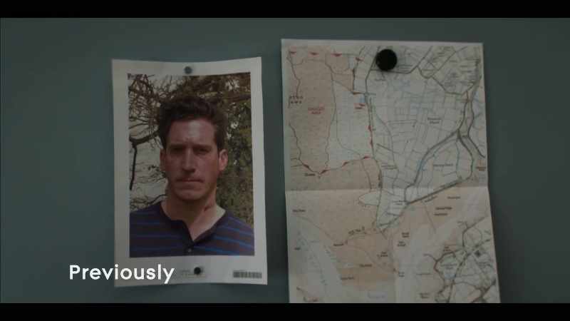 {\an8}Simon Walden. Single stab wound to the chest