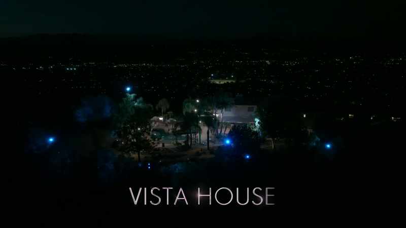 {\an8}[smooth ambient music]