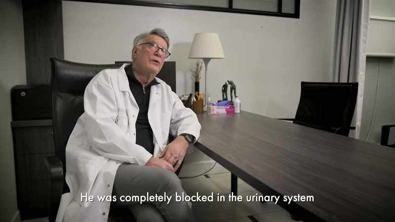 {\an8}Son système urinaire était complètement bloqué