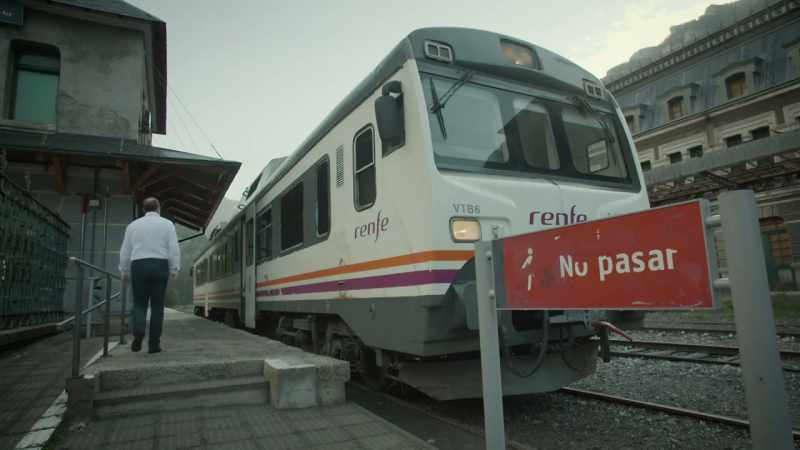 {\an8}Spanish historian and railway worker