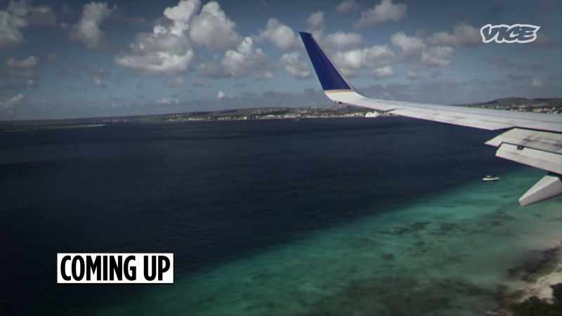 {\an8}-They had to send a special US Customs Service jet