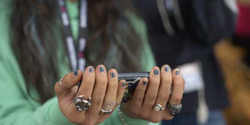 {\an8}Things are going crazy online, already over a million fans