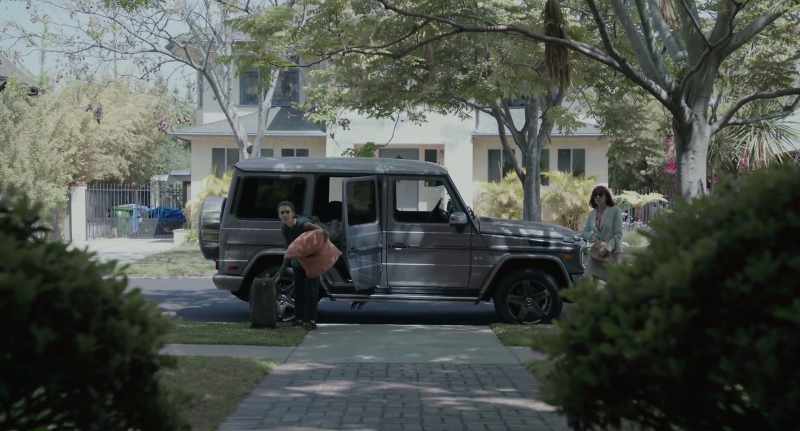 {\an8}-This is it? You're sure? - Yeah, this is the address