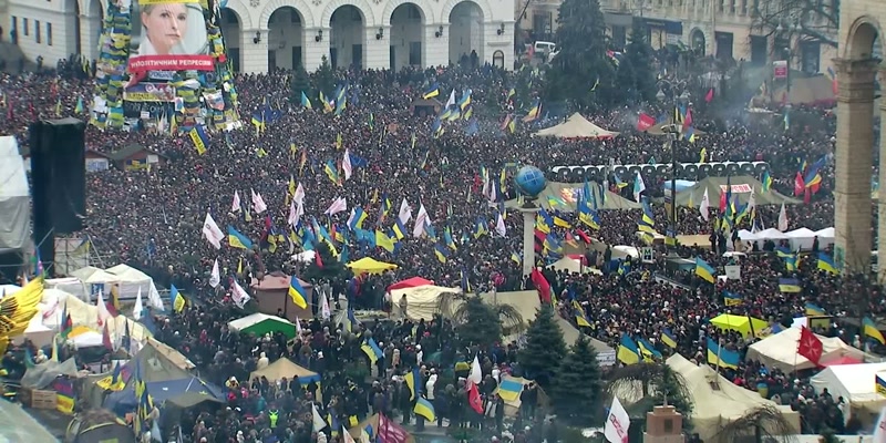 {\an8}- Thousands upon thousands of demonstrators