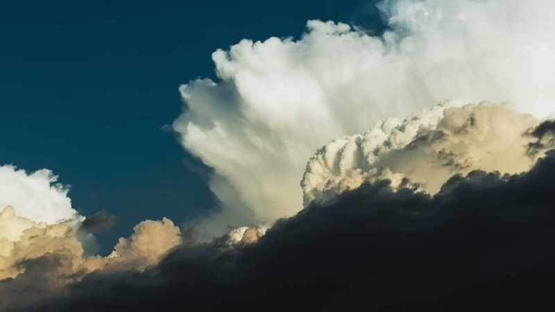 {\an8}THUNDER RUMBLES