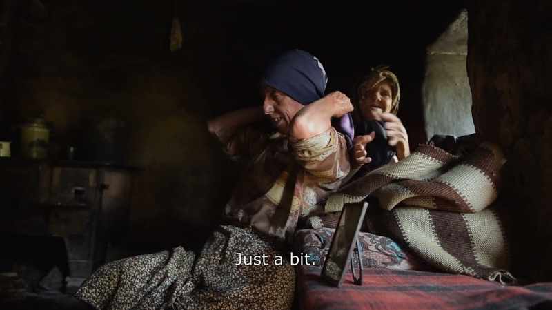 {\An8}Tie it here. Just a bit