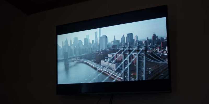 {\an8}[tv narration] The Big Apple is arguably