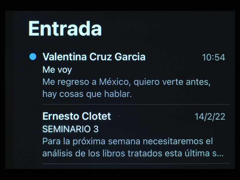 {\an8}VALENTINA I'M LEAVING