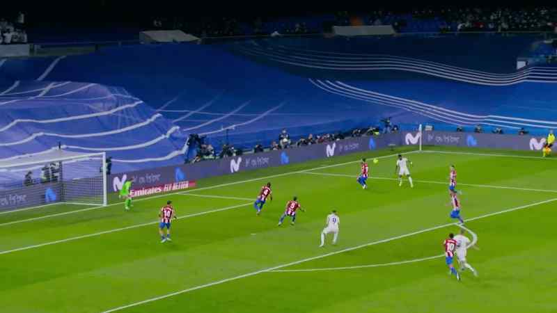 {\an8}Vinícius in the area, he passes to Karim