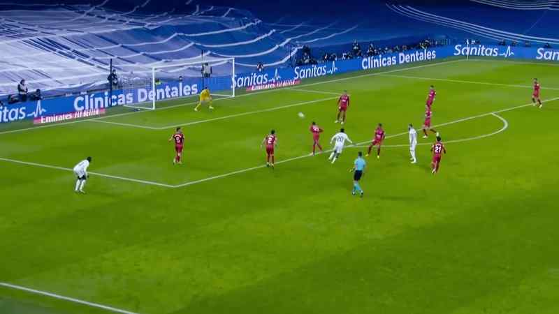 {\an8}Vinícius keeps going... Goal!