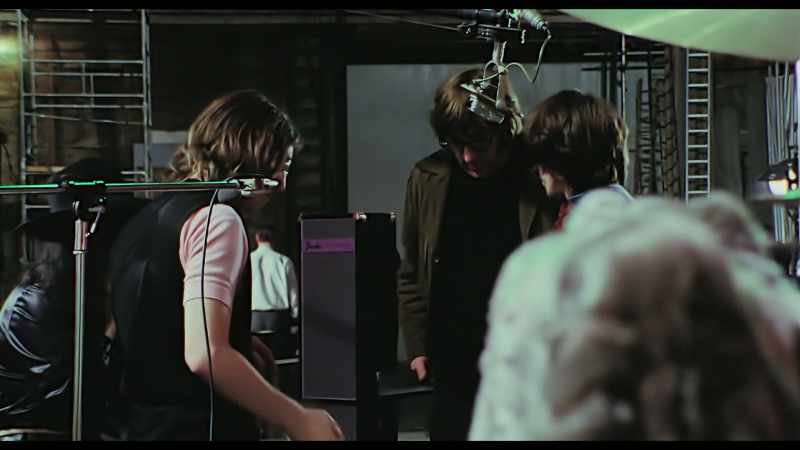 {\an8}- We aim to please. - I rang Chris and