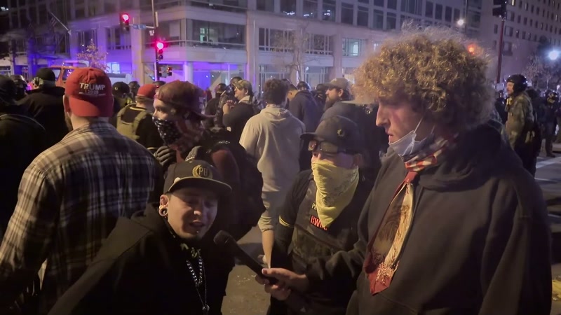 {\an8}We're here to get the fuckin' cops