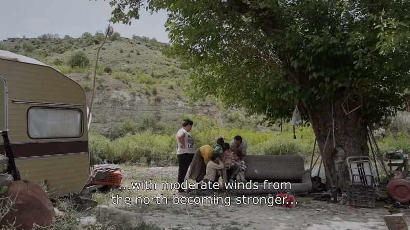{\An8}... with moderate winds from the north becoming stronger