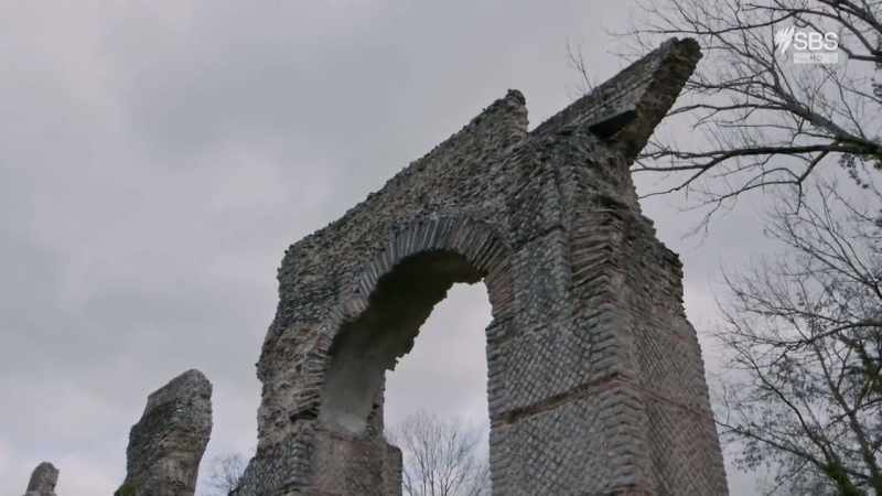 And always with the same principle, the arch, to save on materials
