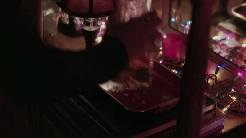 And we can see that its contents are a corkscrew