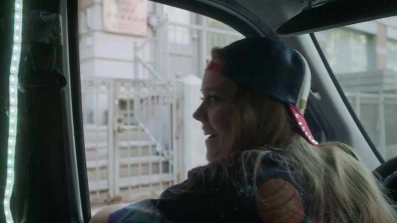 �� And fuckin' bitches, she rollin' Swishers ♪