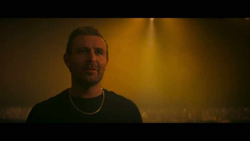 �� And I'll show you heaven if you let me ♪