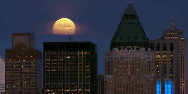 �� And the moon grows dimmer♪