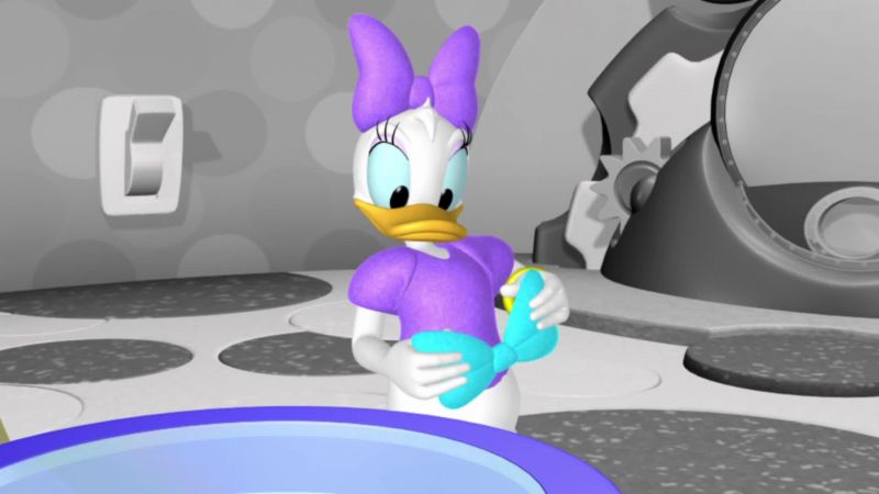 AND WHAT COLOR DOES DAISY HAVE?